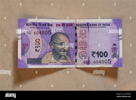 Hundred rupee banknote india hi-res stock photography and images - Alamy