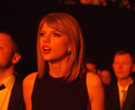 Taylor Swift simply couldn't believe her eyes! - The BRIT Awards 2015: The Backstage... - Heart