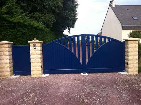 Portail bleu en aluminium - ouverture battant