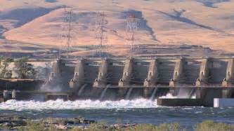 The Famous Grand Coulee Hydroelectric Dam With Spillway In Full Flow ...