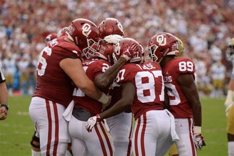 College Football Betting: Oklahoma Sooners vs. Texas Longhorns | Betting News & Picks