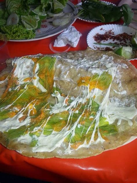 Empanada de flor de calabaza con quesillo | Food