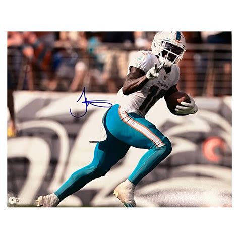 Tyreek Hill Signed Miami Running Peace Sign 16x20 Football Photo (Beck ...