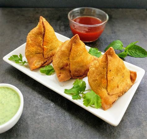 Samosa (2 Pcs) + Mint Sauce – samirsindiankitchen