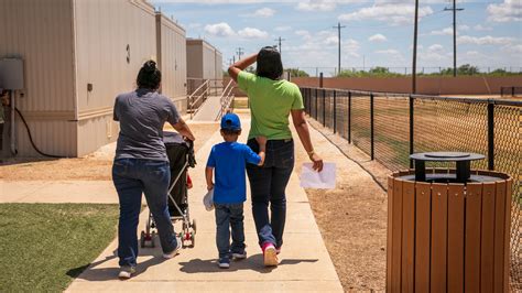 U.S. Is Said to Consider Reinstating Detention of Migrant Families - The New York Times