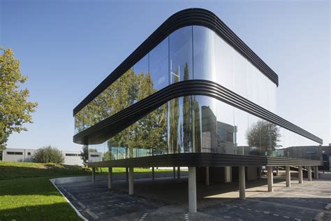 The Curve / E V A | ArchDaily