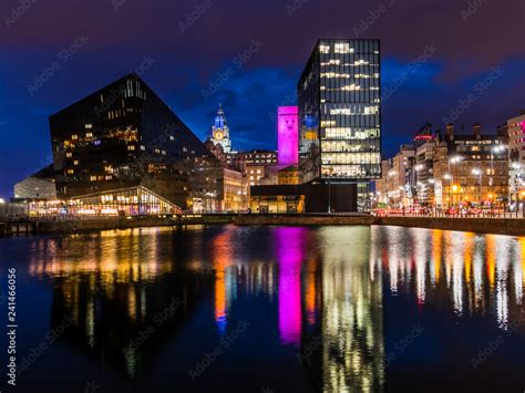 Liverpool waterfront, night time scene, Albert dock. Stock Photo ...