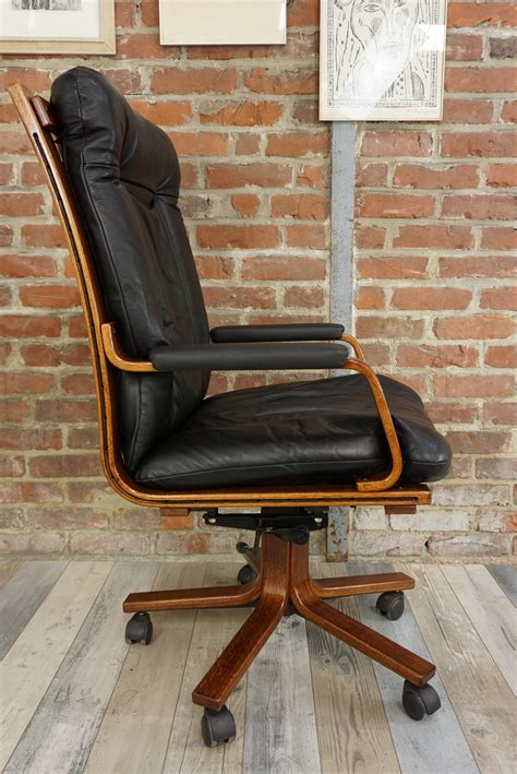 Vintage swivelling office chair in wood and leather - 1970s - Design Market