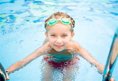 Little girl in swimming pool — Stock Photo © tan4ikk #18932711