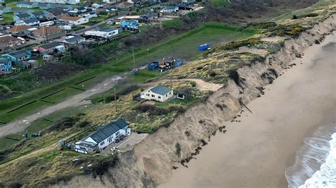 Hemsby: Warnings issued as cliff erosion causes road collapse - BBC News