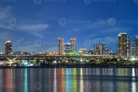 Night view of the Han River in Seoul 10518005 Stock Photo at Vecteezy