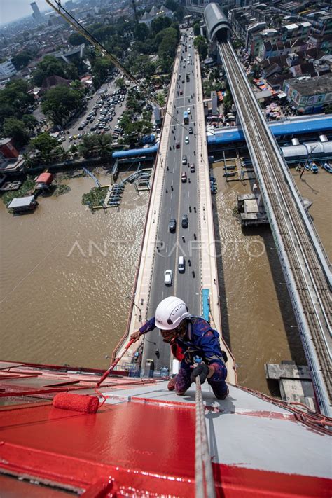 Pengecatan jembatan Ampera Palembang | ANTARA Foto