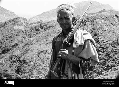 Old Pathan tribesman carries a old bolt action rifle at the Khyber Stock Photo: 84714426 - Alamy