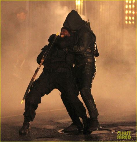 Full Sized Photo of stephen amell arrow fight scenes 24 | Photo 2758289 | Just Jared