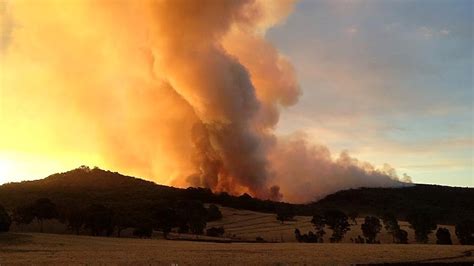 Grampians fire breaks containment lines - ABC News