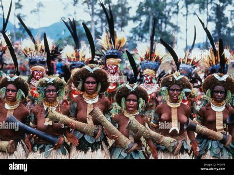 Papua New Guinea, Mt Hagen, Enga Province, Enga women dancing western Highlands tribe, Mount ...