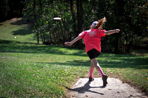 Disc Golf Guide: Top 5 Beginner Tips | Throw Pink Disc Golf