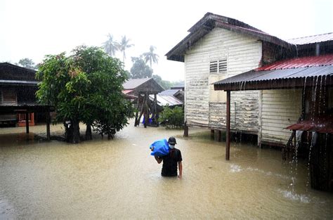 Floods in Johor, Pahang worsen as number of victims continues to rise | The Star