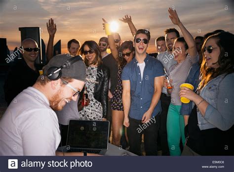 Crowd dj hi-res stock photography and images - Alamy