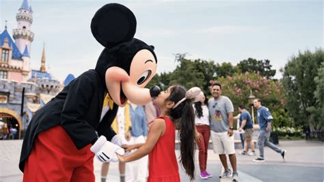 Character Hugs Returning to Disney Parks and Resorts In Just Weeks ...