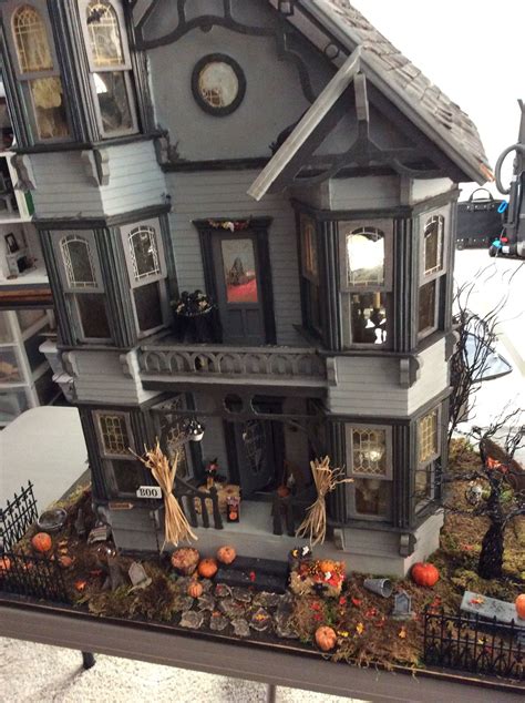 Haunted Dollhouse #haunteddollhouse Haunted Dollhouse | Haunted dollhouse, Haunted house craft ...