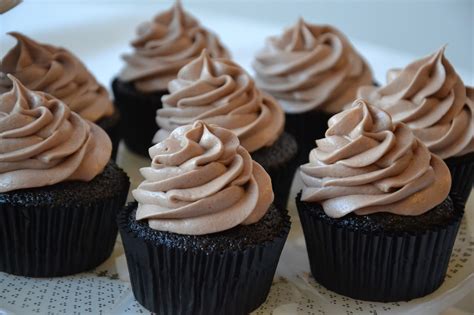 The Sugary Shrink: Chocolate Cream Cheese Cupcakes