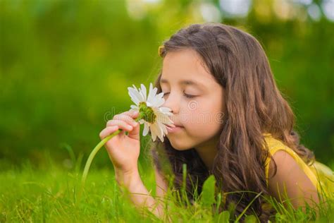 Petite Fille Se Situant Dans L Herbe Et Les Odeurs Une Fleur Photo | My ...