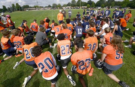 Oswego’s Gustavo Guzman, a late starter to football, now leader of experienced O-line – Shaw Local