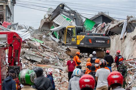 Aftershocks shake Indonesia as earthquake death toll rises