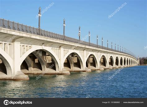 White Bridge Detroit Belle Isle Sunrise — Stock Photo © amoniak@mac.com ...