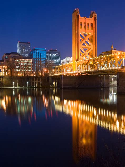 Sacramento's Tower Bridge connects Old Sacramento with West Sacramento ...