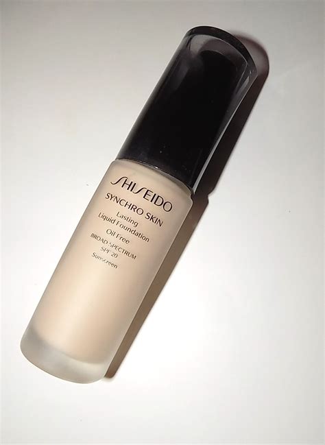 The Beauty Alchemist: Shiseido Synchro Skin Lasting Liquid Foundation