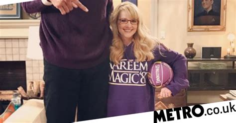 The Big Bang Theory guest star Kareem Abdul-Jabbar towers over Melissa Rauch | Metro News