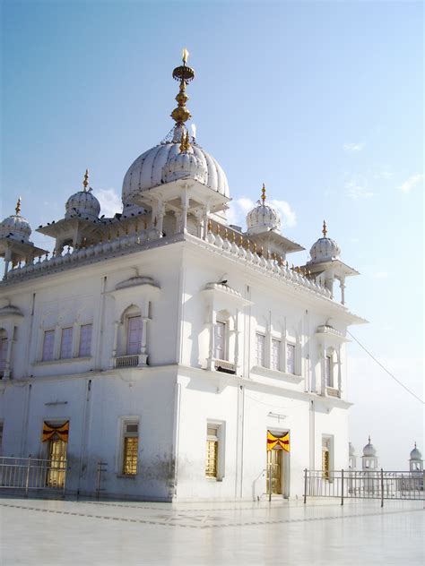 File:Keshgarh Sahib Gurudwara at Anandpur Sahib.jpg - Wikimedia Commons