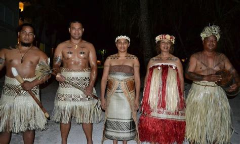 Three men and two women wearing traditional Marshallese woven mats (Credit: Tamara Alefaio). | 무드 보드