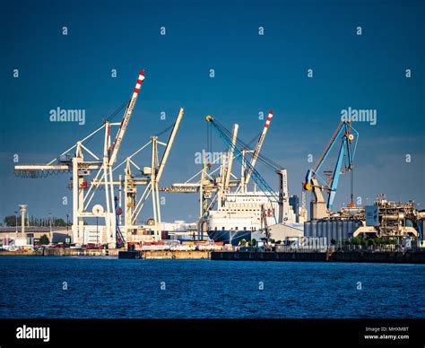 Hamburg Port, Hamburg Docks - The Port of Hamburg is the largest port in Germany & 3rd largest ...