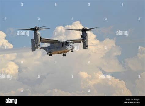 USMC MV-22 Osprey inbound for a landing at MCAS Miramar in San Diego ...