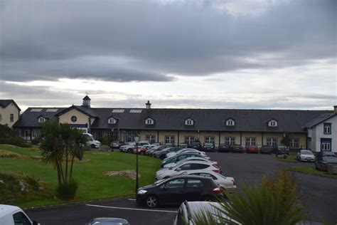 Connemara Coast Hotel © N Chadwick cc-by-sa/2.0 :: Geograph Ireland