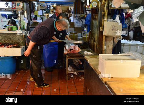 Cutting Tuna fish, fish market, Tokyo, Japan Stock Photo - Alamy