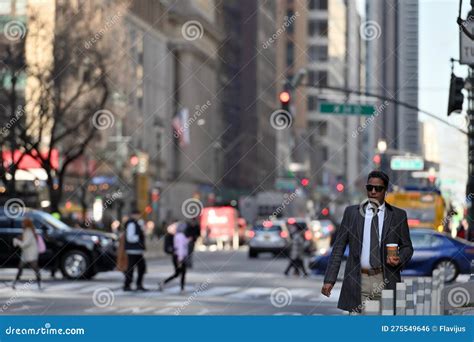 People at Manhattan street editorial photo. Image of busy - 275549646