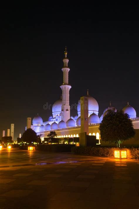 Exteriors of Sheikh Zayed Mosque at Night Editorial Image - Image of latest, asia: 111943835