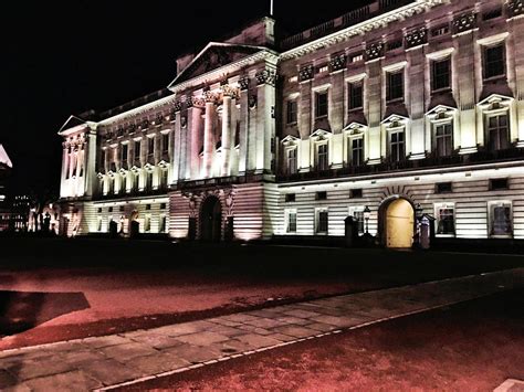 London in the UK in March 2018. A view of Buckingham Palace at night 13052276 Stock Photo at ...