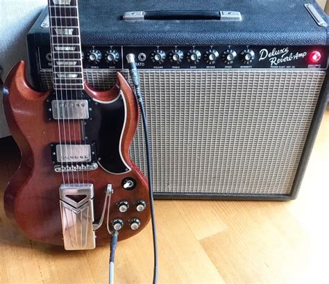 Deluxe Reverb-Amp | Fender guitar amps, Guitar amp, Cool guitar