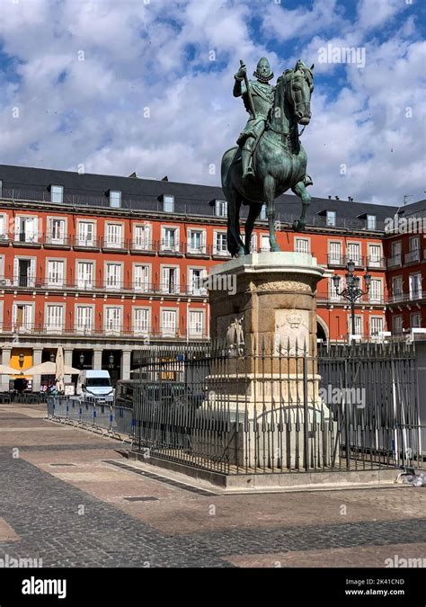 Spain, Madrid. Plaza Mayor. Statue of Felipe III, Philip III Stock Photo - Alamy