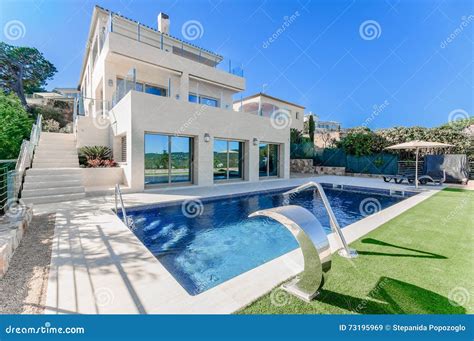 Luxury Modern House with Swimming Pool with Waterfall Jet. House Stock ...