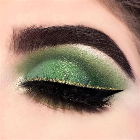 Emerald/Olive green eyeshadow and Gold Glitter | Trucco