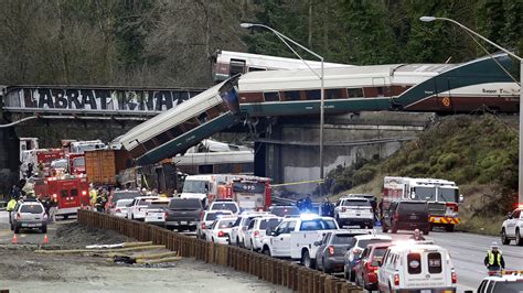 Amtrak train derails in Washington state south of Seattle, at least 6 ...