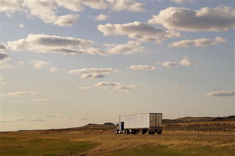 How to Prepare for the Long Haul Trucker Lifestyle - The Truckers Network