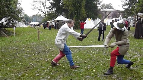 Medieval swordsmanship : demonstration - YouTube