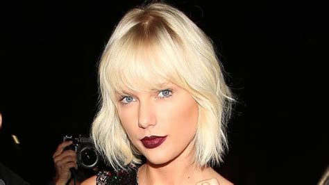 Taylor Swift's Bleach Blonde Hair and Dark Lips | POPSUGAR Beauty